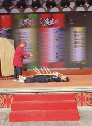 湖北武汉一景区飞刀表演疑失误，尖刀砸中演员面部后弹飞；景区回应：未接到相关情况通知，演出正常进行